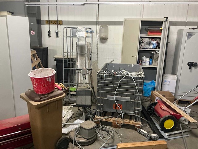 Werkplaatsinventaris en gereedschappen - afbeelding 10 van  41