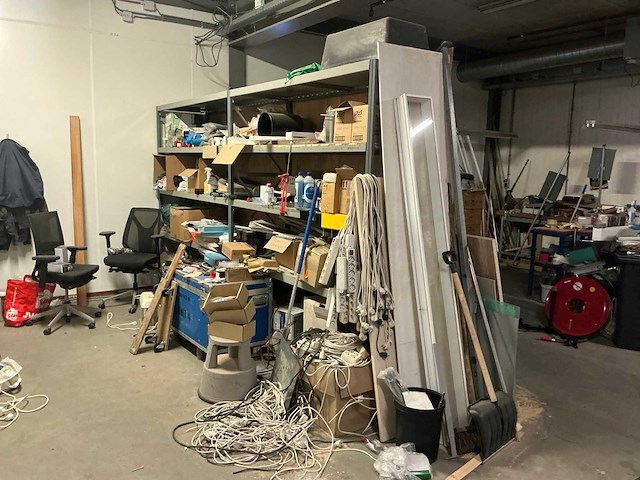 Werkplaatsinventaris en gereedschappen - afbeelding 24 van  41