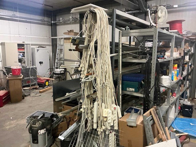 Werkplaatsinventaris en gereedschappen - afbeelding 25 van  41