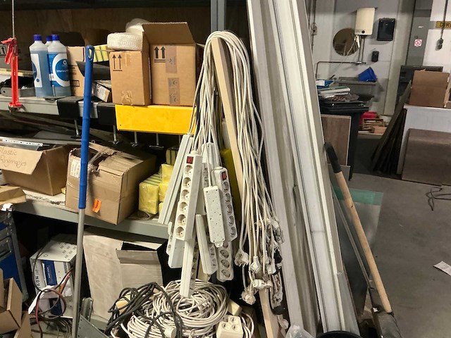 Werkplaatsinventaris en gereedschappen - afbeelding 26 van  41