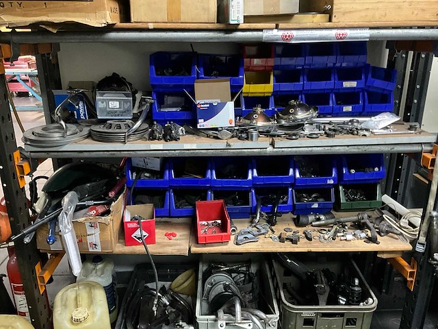 Werkplaatsinventaris en motoronderdelen - afbeelding 2 van  26