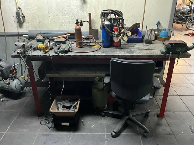 Werkplaatsinventaris en motoronderdelen - afbeelding 4 van  26