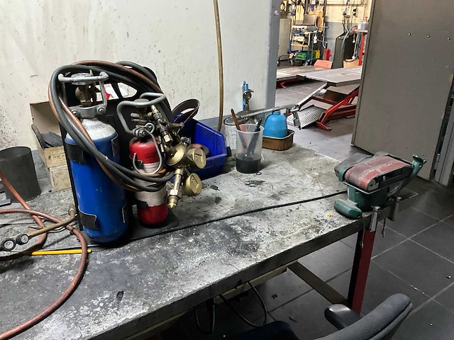 Werkplaatsinventaris en motoronderdelen - afbeelding 6 van  26