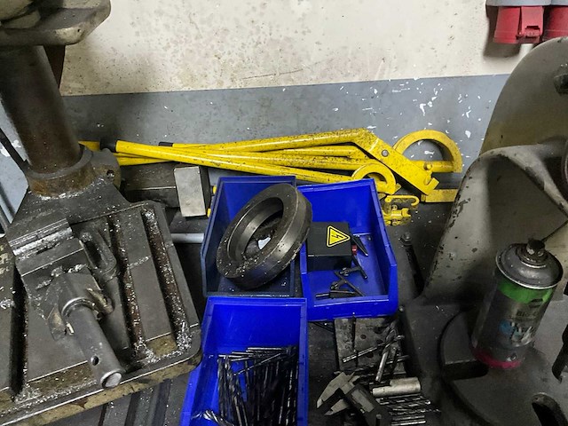 Werkplaatsinventaris en motoronderdelen - afbeelding 11 van  26