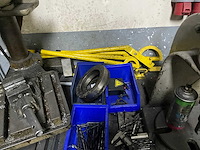 Werkplaatsinventaris en motoronderdelen - afbeelding 11 van  26