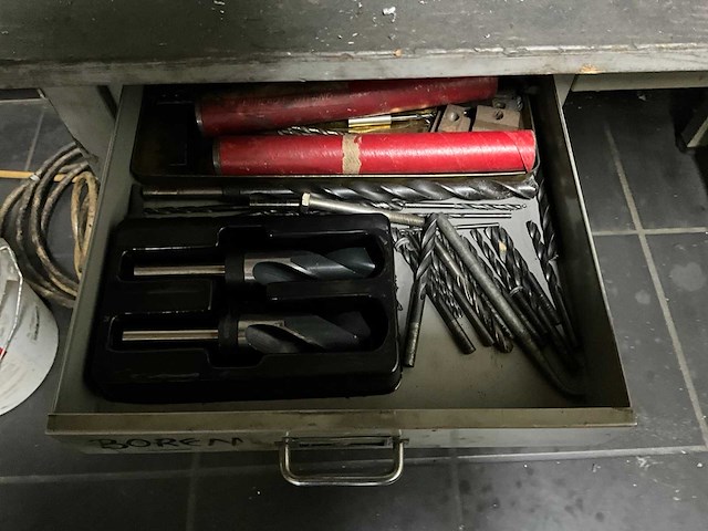 Werkplaatsinventaris en motoronderdelen - afbeelding 13 van  26