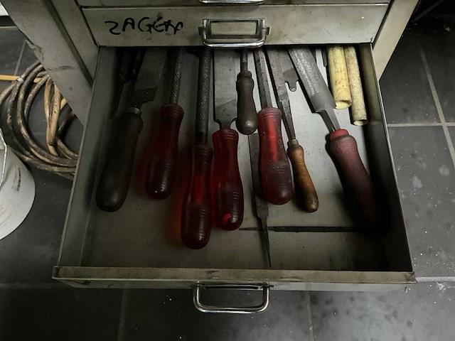 Werkplaatsinventaris en motoronderdelen - afbeelding 14 van  26
