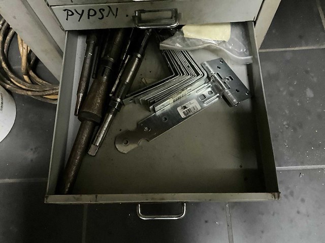 Werkplaatsinventaris en motoronderdelen - afbeelding 15 van  26