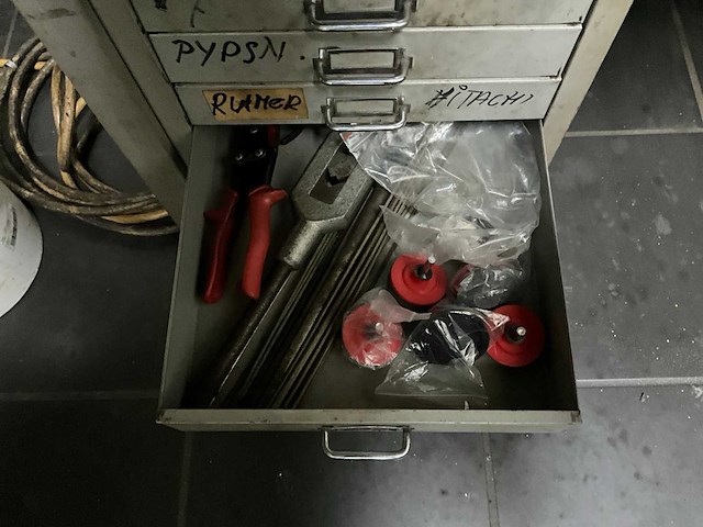 Werkplaatsinventaris en motoronderdelen - afbeelding 16 van  26