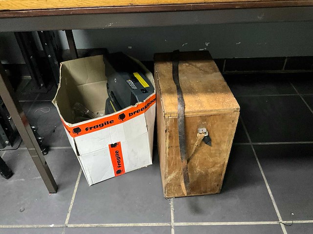 Werkplaatsinventaris en motoronderdelen - afbeelding 25 van  26