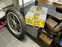 Werkplaatsinventaris, gereedschap en diverse motorblokken. - afbeelding 2 van  16