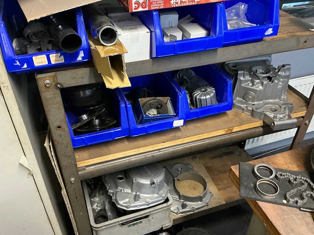 Werkplaatsinventaris, gereedschap en diverse motorblokken. - afbeelding 3 van  16