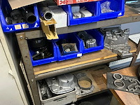 Werkplaatsinventaris, gereedschap en diverse motorblokken. - afbeelding 3 van  16