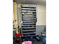 Werkplaatsinventaris, gereedschap en diverse motorblokken. - afbeelding 4 van  16