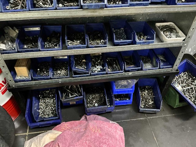 Werkplaatsinventaris, gereedschap en diverse motorblokken. - afbeelding 5 van  16