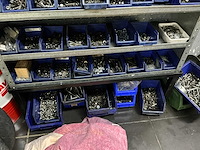 Werkplaatsinventaris, gereedschap en diverse motorblokken. - afbeelding 5 van  16