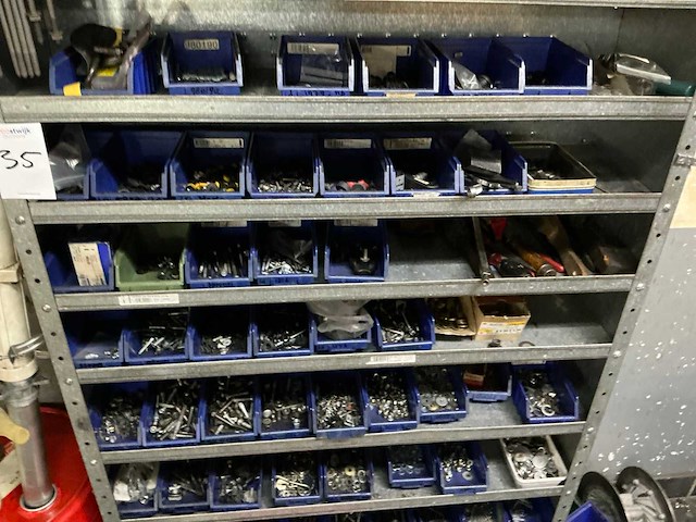 Werkplaatsinventaris, gereedschap en diverse motorblokken. - afbeelding 6 van  16