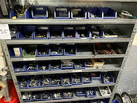 Werkplaatsinventaris, gereedschap en diverse motorblokken. - afbeelding 6 van  16