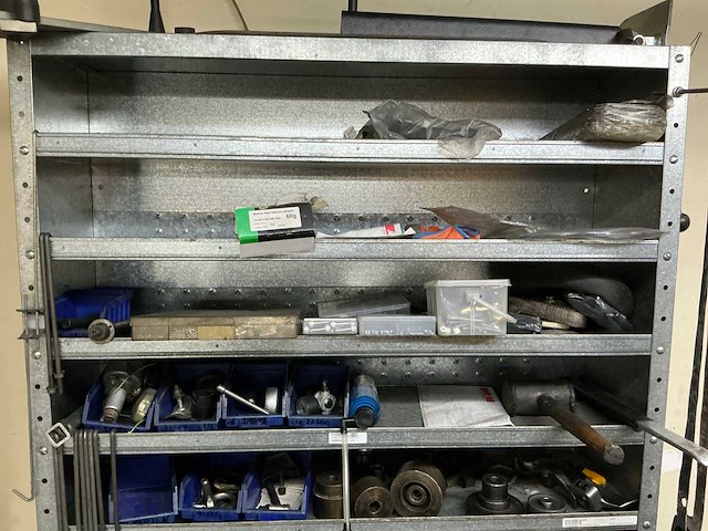 Werkplaatsinventaris, gereedschap en diverse motorblokken. - afbeelding 7 van  16