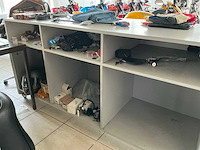 Werkplaatsinventaris, gereedschap en diverse motorblokken. - afbeelding 8 van  16