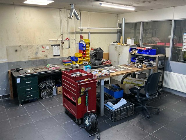 Werkplaatsinventaris, gereedschap en diverse motorblokken. - afbeelding 1 van  16