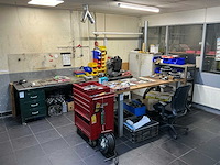 Werkplaatsinventaris, gereedschap en diverse motorblokken. - afbeelding 1 van  16