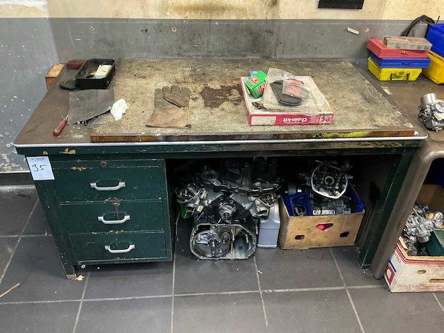 Werkplaatsinventaris, gereedschap en diverse motorblokken. - afbeelding 9 van  16