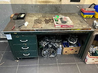 Werkplaatsinventaris, gereedschap en diverse motorblokken. - afbeelding 9 van  16