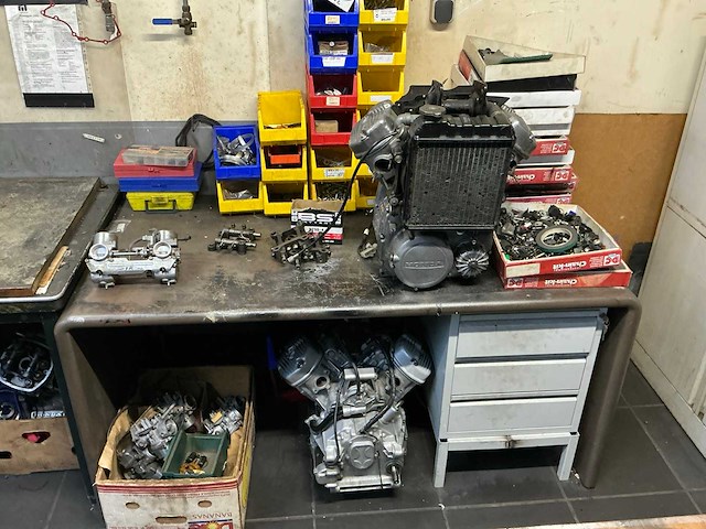 Werkplaatsinventaris, gereedschap en diverse motorblokken. - afbeelding 10 van  16