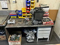 Werkplaatsinventaris, gereedschap en diverse motorblokken. - afbeelding 10 van  16