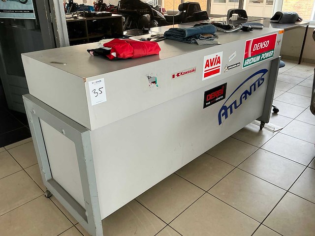 Werkplaatsinventaris, gereedschap en diverse motorblokken. - afbeelding 11 van  16