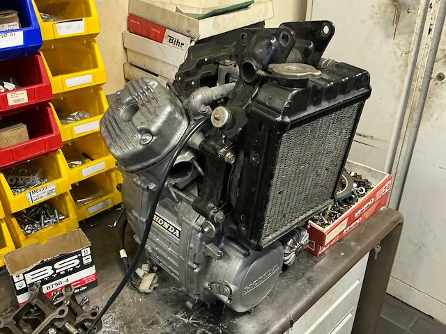 Werkplaatsinventaris, gereedschap en diverse motorblokken. - afbeelding 12 van  16