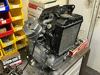 Werkplaatsinventaris, gereedschap en diverse motorblokken. - afbeelding 12 van  16