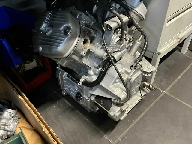 Werkplaatsinventaris, gereedschap en diverse motorblokken. - afbeelding 13 van  16