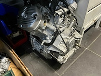 Werkplaatsinventaris, gereedschap en diverse motorblokken. - afbeelding 13 van  16