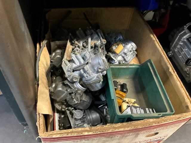 Werkplaatsinventaris, gereedschap en diverse motorblokken. - afbeelding 14 van  16