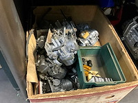 Werkplaatsinventaris, gereedschap en diverse motorblokken. - afbeelding 14 van  16