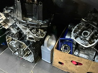 Werkplaatsinventaris, gereedschap en diverse motorblokken. - afbeelding 15 van  16