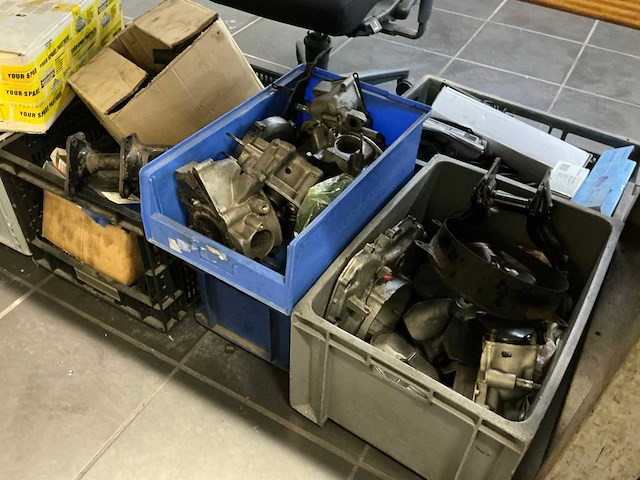 Werkplaatsinventaris, gereedschap en diverse motorblokken. - afbeelding 16 van  16