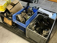 Werkplaatsinventaris, gereedschap en diverse motorblokken. - afbeelding 16 van  16
