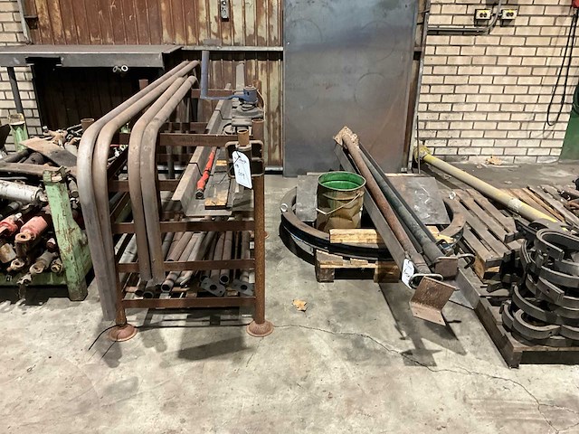 Werkplaatsinventaris + halffabricaten - afbeelding 1 van  5