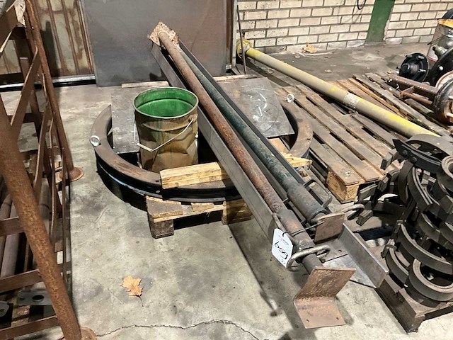 Werkplaatsinventaris + halffabricaten - afbeelding 2 van  5