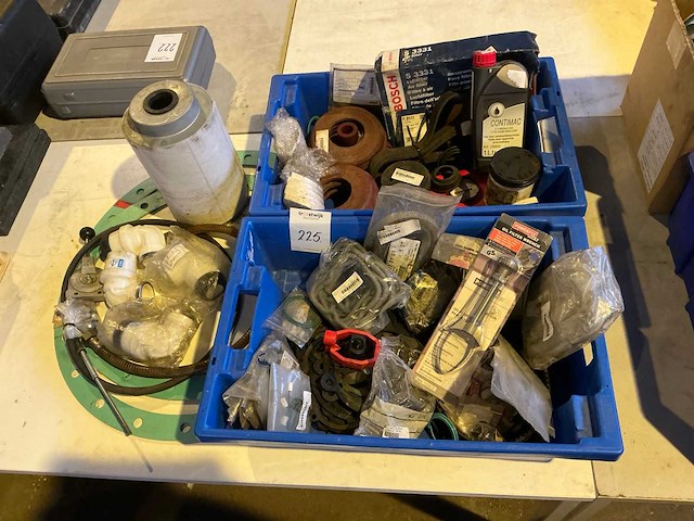 Werkplaatsinventaris in plastic krat (2x) - afbeelding 1 van  8