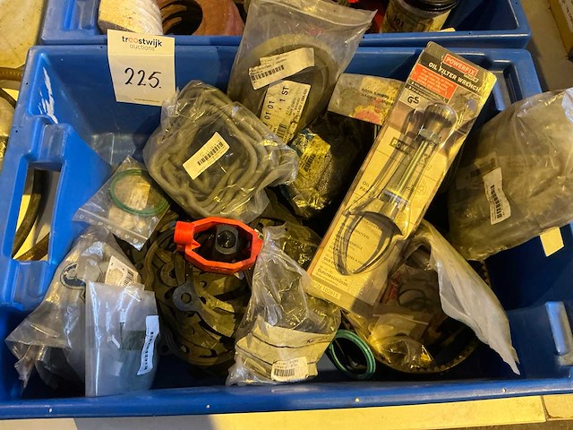 Werkplaatsinventaris in plastic krat (2x) - afbeelding 2 van  8