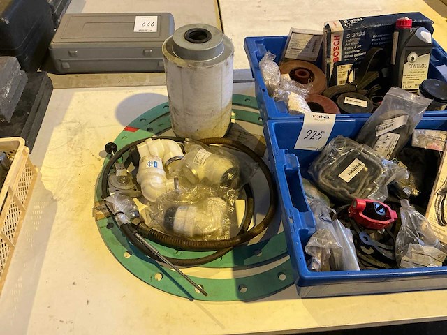 Werkplaatsinventaris in plastic krat (2x) - afbeelding 8 van  8