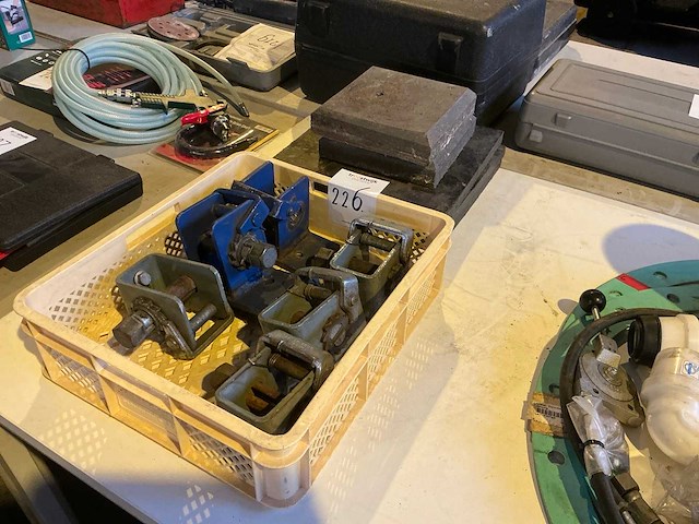 Werkplaatsinventaris in plastic krat - afbeelding 1 van  3