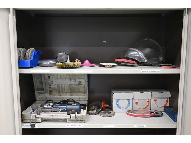 Werkplaatskast met diverse (elektrische) gereedschappen - afbeelding 2 van  5