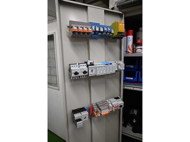 Werkplaatskast met elektramateriaal, assortimentskisten en kabelgoten - afbeelding 4 van  8