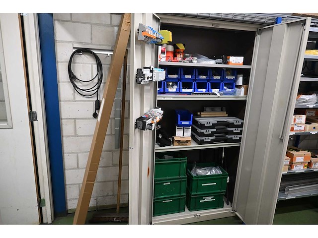 Werkplaatskast met elektramateriaal, assortimentskisten en kabelgoten - afbeelding 1 van  8