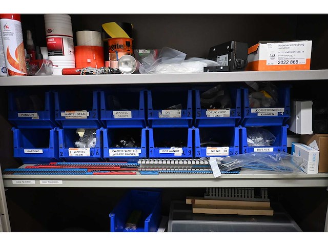 Werkplaatskast met elektramateriaal, assortimentskisten en kabelgoten - afbeelding 5 van  8